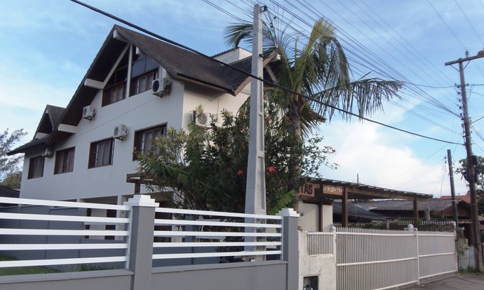 Barra de Ibiraquera Apartment | Apartment with two suites, two blocks from the sea and three from the lagoon.