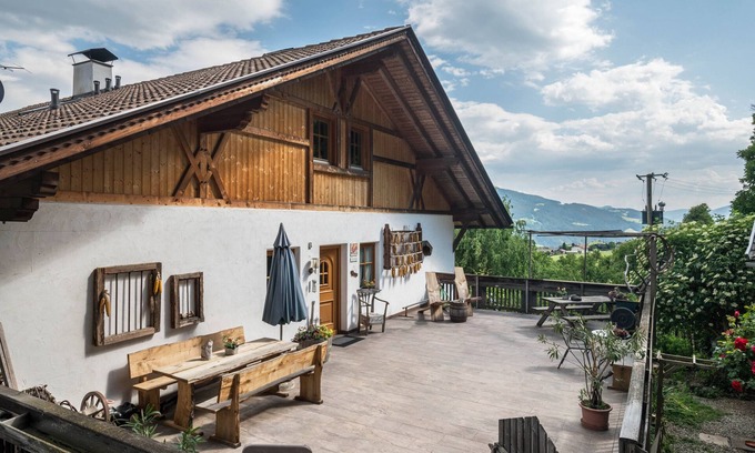 Feldthurns Apartment | Scenic Apartment Woehrmannhof Birnblüte with Mountain Views