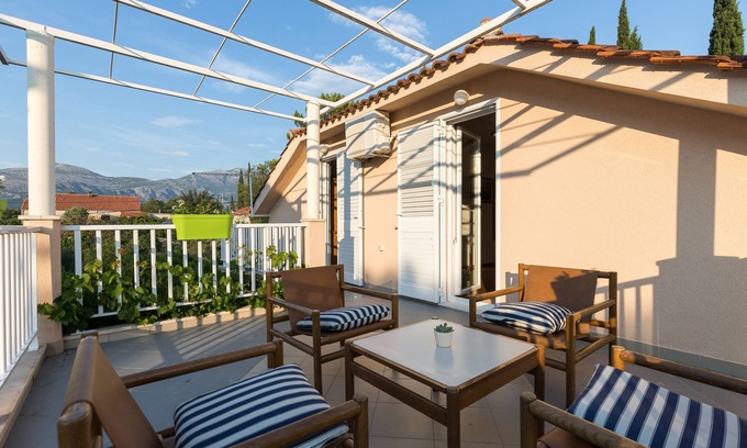 Cilipi Apartment | Ocean View Retreat: Apartment Zora with Restaurant & Kids' Area