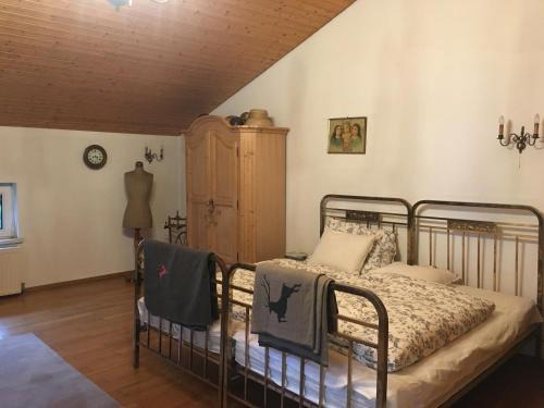Gmunden Apartment | Cozy Apartment zum gemütlichen Karl with Inviting Hot Tub