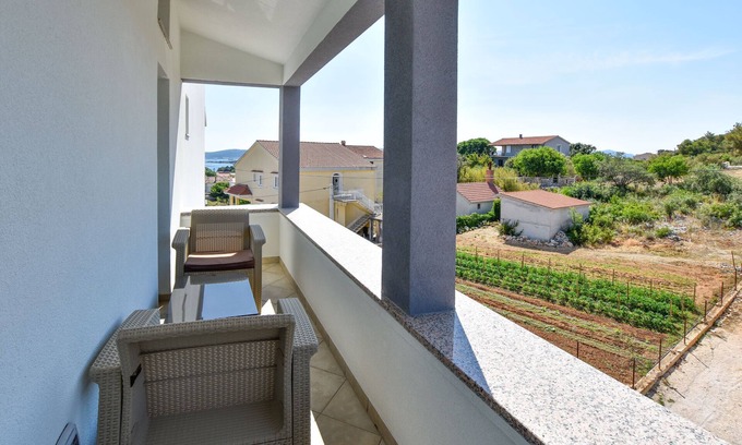 Sveti Filip i Jakov Apartment | Pet-Friendly Oceanfront Apartments and Room Danijel