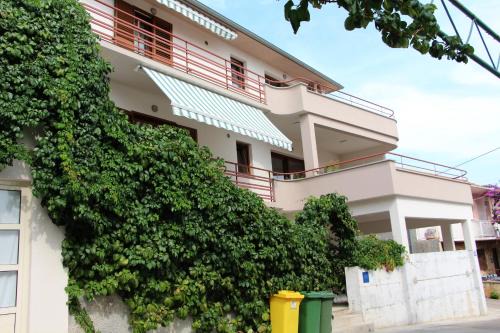 Tijesno House | Oceanfront Apartments and Rooms in Tisno, Murter - 9/10 Rated