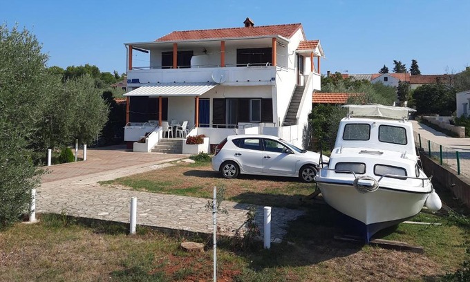 Susica House | Cozy Apartments with Ocean Views and Parking in Ugljan