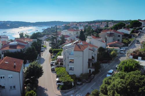 Pjescana Uvala Apartment | Pet-Friendly Retreat at Apartments Antic - Rated 9/10
