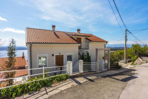 Klanfari Apartment | Highly Rated Apartments Bozana: Family-Friendly Retreat
