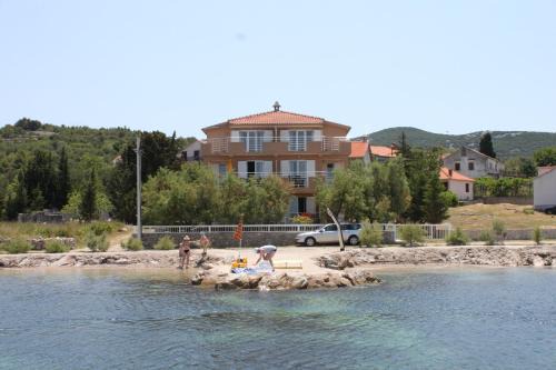 Banj Apartment | Cozy Oceanfront Apartments by the Sea in Banj, Pasman