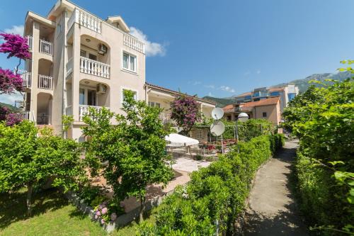 Centar Apartment | Oceanfront Apartments Elena: Highly Rated 4-Star Retreat