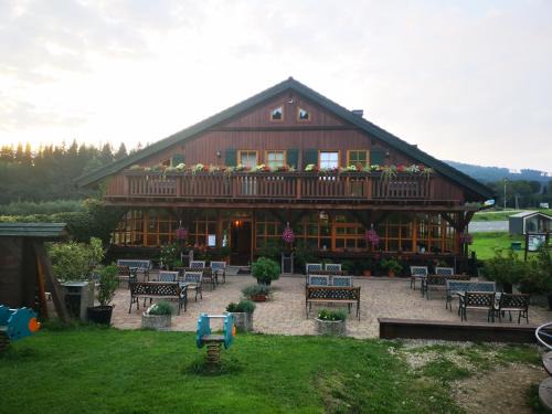 Ramzova Apartment | Explore Apartments Haltmar: Family-Friendly with Pool & Spa