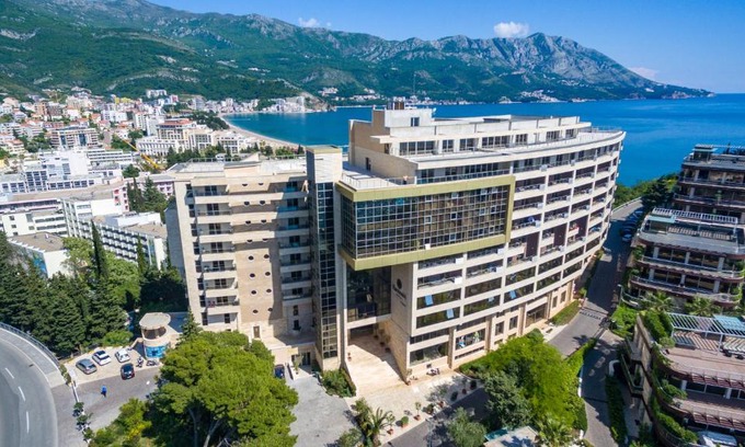 Boreti Apartment | Discover Harmonia Colours: Oceanfront Retreat with Family-Friendly Perks