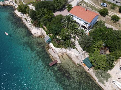 Vlasici Apartment | Discover Apartments Horvat: Oceanfront Retreat on Pag