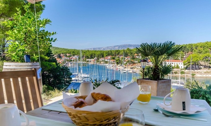 Vrboska Apartment | Guest Rated 10/10: Apartments Vila Jelka, Vrboska on Hvar