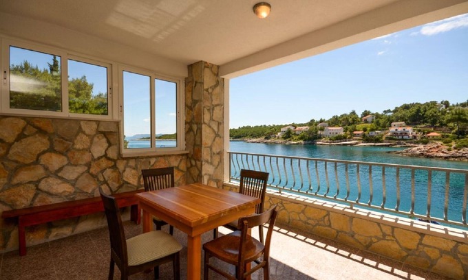 Cove Basina (Jelsa) Apartment | Cozy Apartments Ivo with Ocean View & Pet-Friendly Amenities