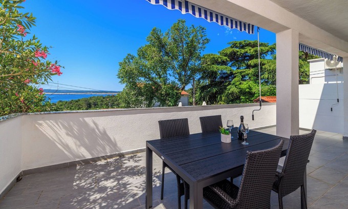 Klanfari Apartment | Oceanfront Apartments Jadranka with Breakfast in Dramalj