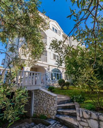 Okrug Gornji Apartment | Family-Friendly Apartments Jadran with Great Amenities