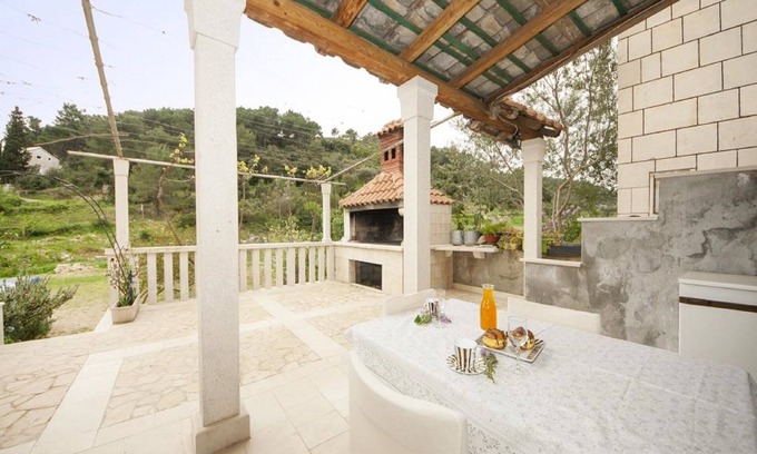 Pucisca Apartment | Explore Apartments Kalajžić ST: Pet-Friendly with Ocean Views