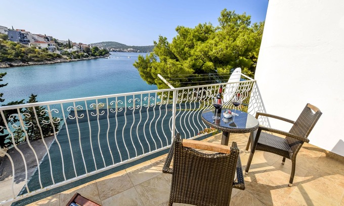 Dvornica Apartment | Guest Rated 10/10: Apartments Krešimir with Ocean Views