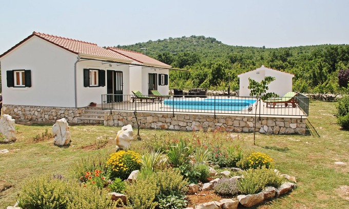 Primorski Dolac Villa | Guest Rated: 9.8 at Apartments Maria Near Trogir