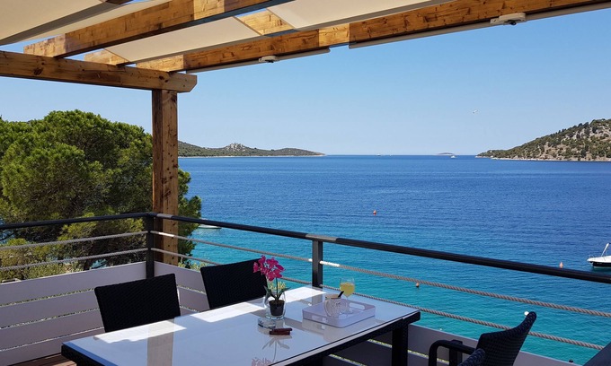 Razanj Apartment | Beachfront Apartments Maris with Pool & Ocean View in Rogoznica