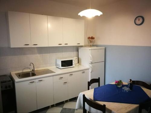 Sobra Apartment | Apartments Maru ka - Two Bedroom Apartment with Balcony and Sea View