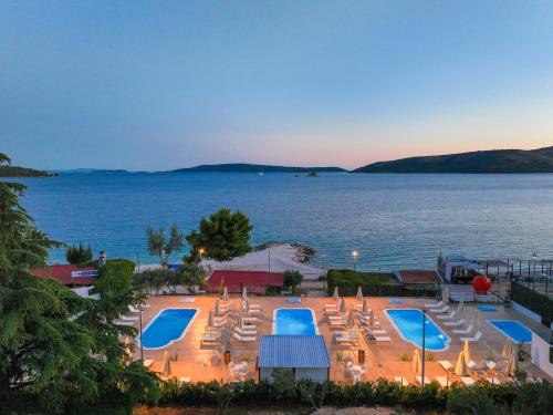 Seget Donji Apartment | Cozy Apartments Medena with Ocean View and Pool Access