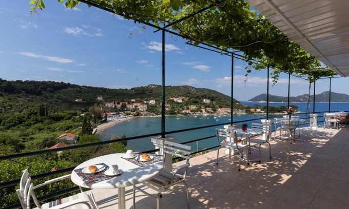 Kolocep Island Apartment | Seaside Escape: One Bedroom Apartment with Balcony