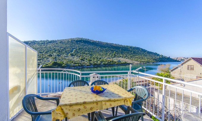 Podglavica Apartment | Top-Rated Oceanfront Apartments Nada in Rogoznica