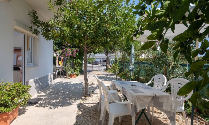 Stobrec Apartment | Cozy Apartments near Beach Babic with Kitchen & Pet Friendly