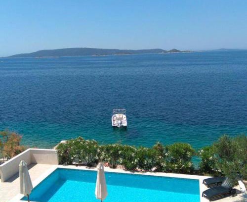Okrug Donji Apartment | Experience Niana Apartments with Heated Seawater Pool