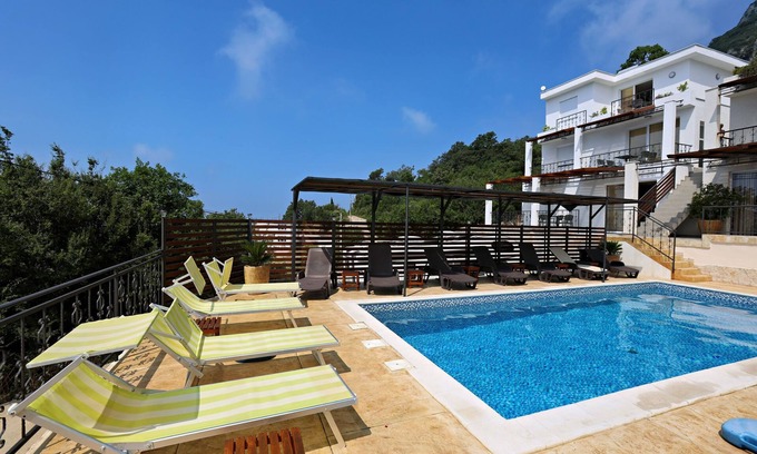 Sutomore Apartment | Oceanfront Apartments Oktopus with Pool & Ocean View