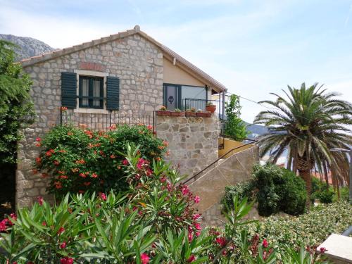 Igrane Apartment | Guest Rated: Apartments Peric with Pet & Child-Friendly Options