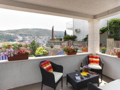 Babin Kuk Apartment | Apartments Pojko - One-Bedroom Apartment with Terrace Yellow