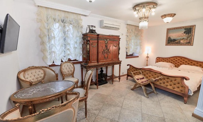 Old Town Apartment | Discover Renaissance Old Town Apartments - 4-Star Comfort!