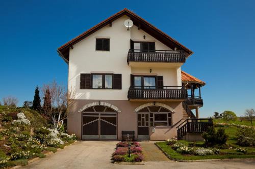 Catrnja House | Family-Friendly Apartments Tratinčica with Kitchen Access