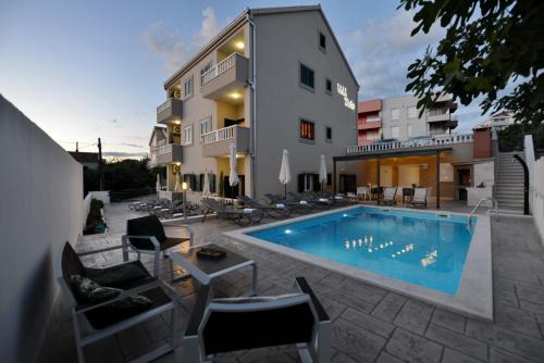 Okrug Gornji Apartment | Top-Rated Oceanfront Apartments Villa Tećo with Pool