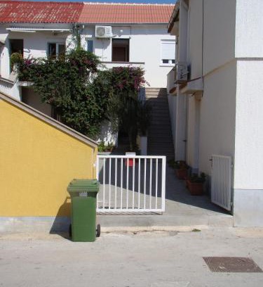Povljana Apartment | Pet-Friendly Apartments in Povljana with Parking Space