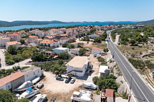 Pirovac Apartment | Family-Friendly Apartments with Parking in Pirovac, Sibenik