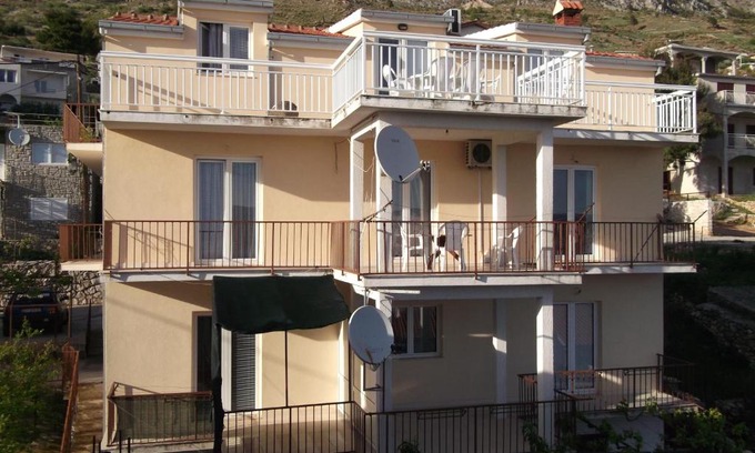 Stanici Apartment | Convenient Apartments with Parking in Stanici, Omis