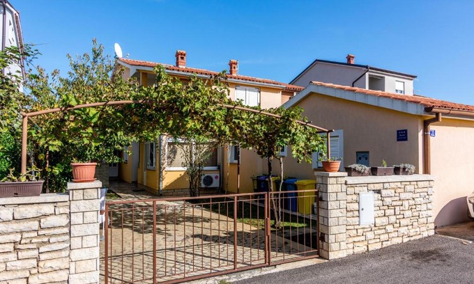Valbandon Apartment | Ideal Apartments in Valbandon with Parking & Family-Friendly