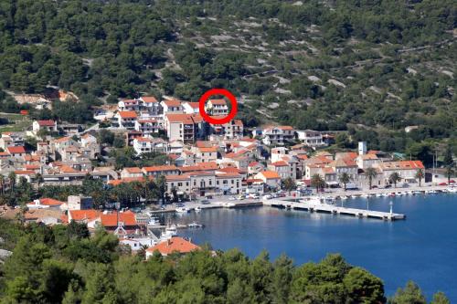 Cove Rogacic Apartment | Family-friendly Apartments with Parking Space in Vis