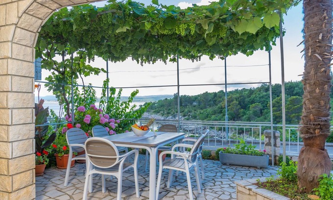 Klanfari Apartment | Oceanfront Apartments Zorica: Family-Friendly Getaway