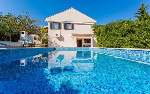Silo House | Family-Friendly Apartments Zeljko B with Ocean Views