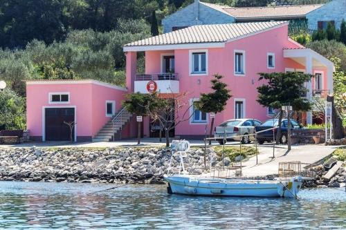 Veli Rat Apartment | Waterfront Apartments Zvone1 - Family-Friendly Ocean Views