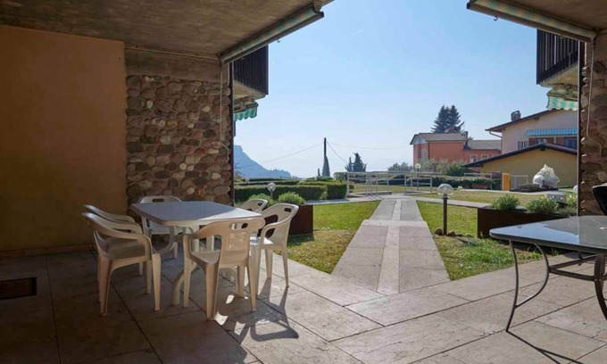 Costermano Apartment | Cozy ApartmentsGarda: Ocean View with Pool Access