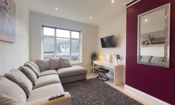 Royal Tunbridge Wells Apartment | ApartmentSleeps8-Wifi-FamillyFriendly-CityCentre
