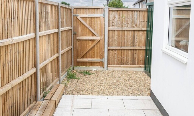 Cray Valley West Apartment | ApartmentSleeps2-Patio-Parking-Petsok-Orpington