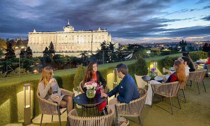 Moncloa-Aravaca Apartment | Inviting Apartosuites Jardines de Sabatini with Top Amenities
