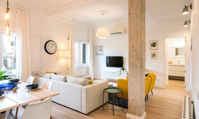 La Seu Apartment | Explore ApartUP Palace House: Rated 9.6 with Spa & Kitchen