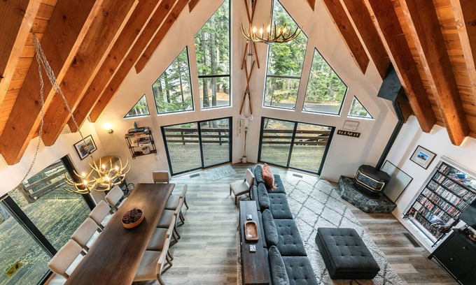 Chamberlands House | Beachside Apex Abode at Chamberlands: 3BR with Ocean Views