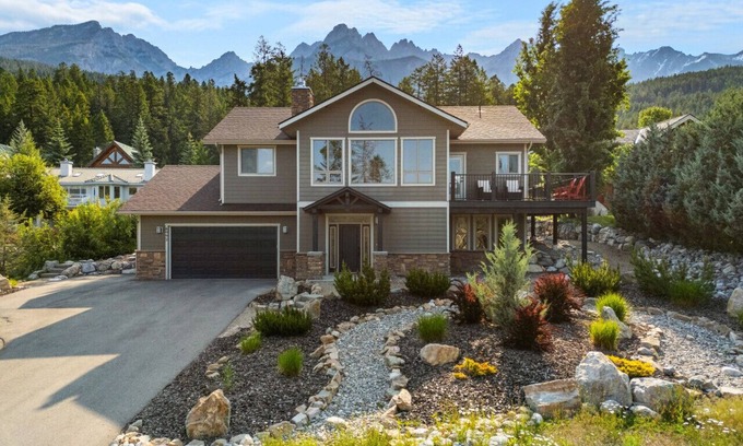 East Kootenay House | Apex Adventures | Pool Table/Air Hockey | Fireplace