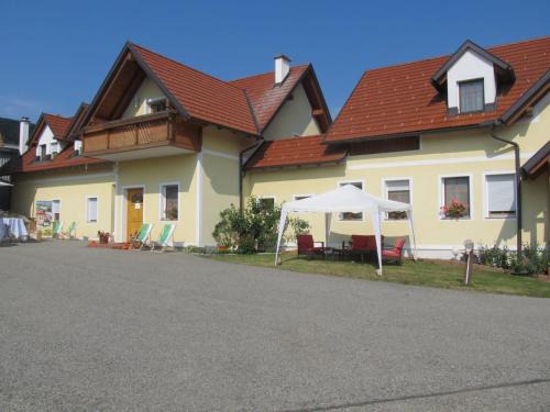 Kukmirn Apartment | Pet-Friendly Apartments with Ocean View in Kukmirn, Austria